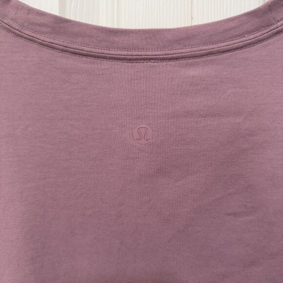 Women Lululemon Love Tee II V Neck Classic Fit Hip Length in Figue - Picture 6 of 6
